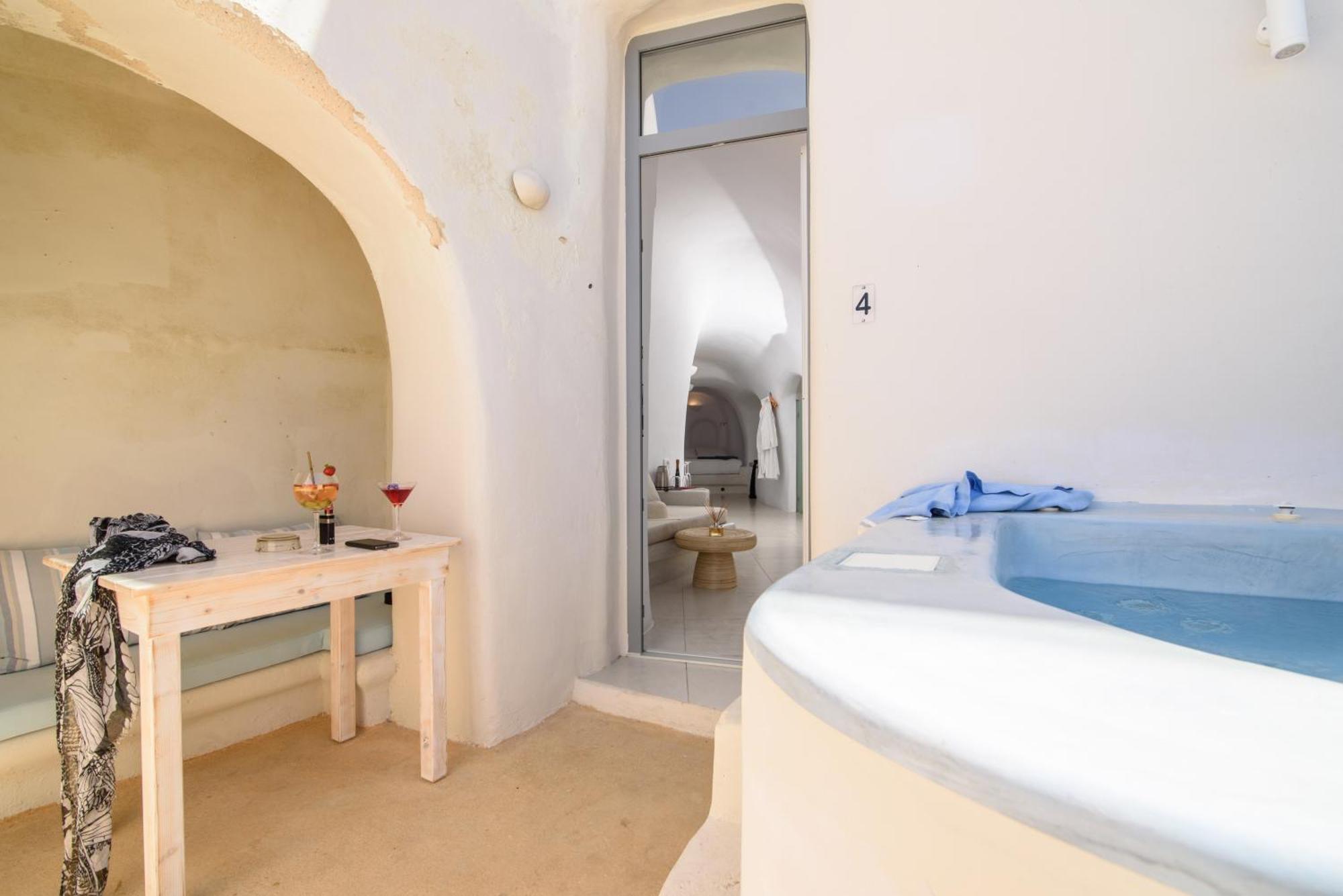 On The Cliff 4* Fira (Santorini)